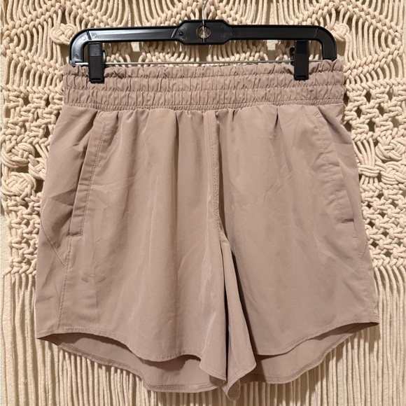 Under Armour Women’s Tan Athletic Shorts Medium  Lightweight Performance Workout - Picture 1 of 3